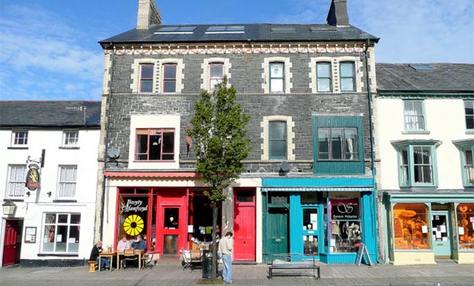 Maengwyn Cafe, Machynlleth Colourful buildings on the north side of Heol Maengwy