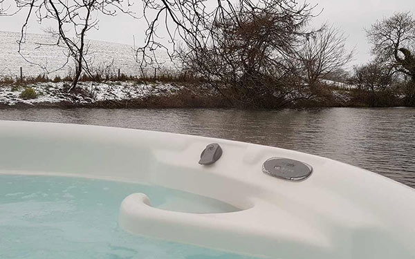 wow hayleys hut hot tub in the snow