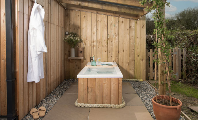 The outdoor bathtub at Ginger Hideaway 