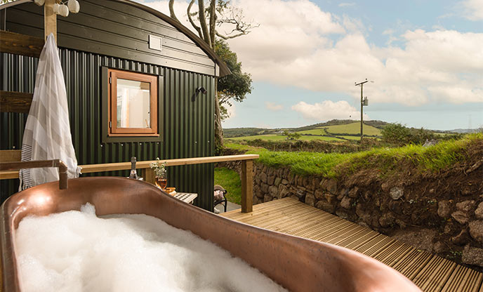 Charming outdoor bathtub overlooking the mystical Bodmin Moor