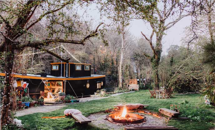 The magical Mistery 2 houseboat in Cornwall 