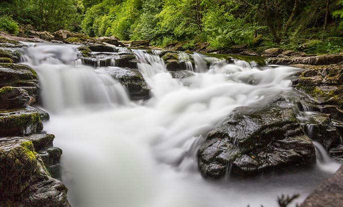 Water rushing between the rocks at the edge of Long Pool