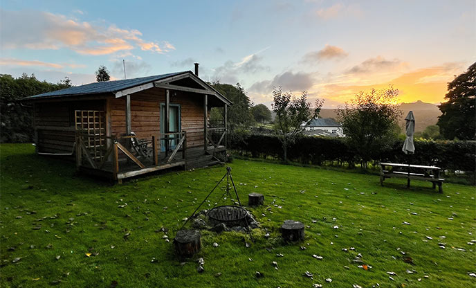 Cosy shepherd's hut Room With a View at dusk