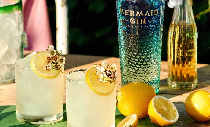 Elderflower, lemon and gin cocktail