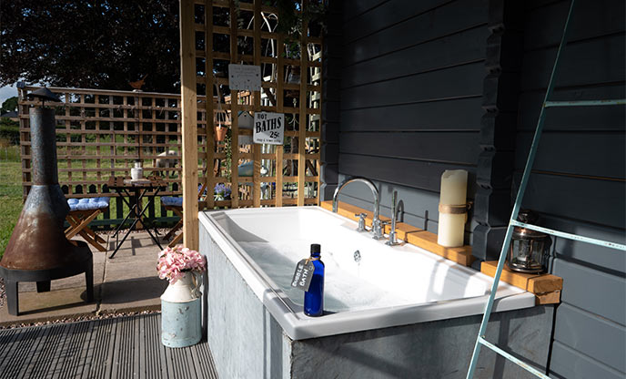 Quirky outdoor bathtub at cabin in Staffordshire 